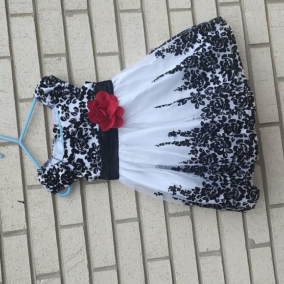 Black & White Dress - Picture 4 of 10